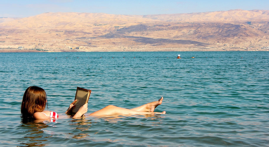 Schwerlos im Toten Meer in Jordanien Schwereloses Baden im Toten Meer in Jordanien