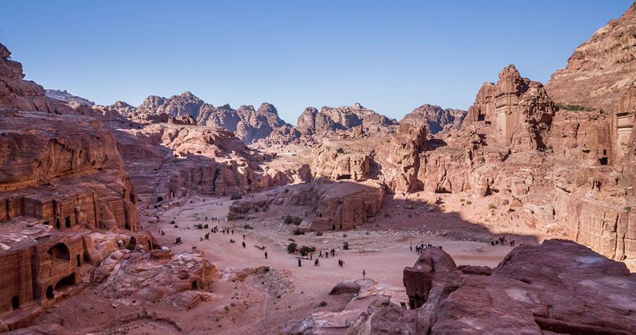 Kulturgüter Jordaniens Touristen in der Wüste